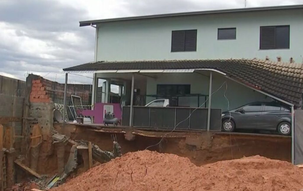 Temporal causa estragos em Jundiaí: muro de residência desaba e deslizamento de terra assusta moradores