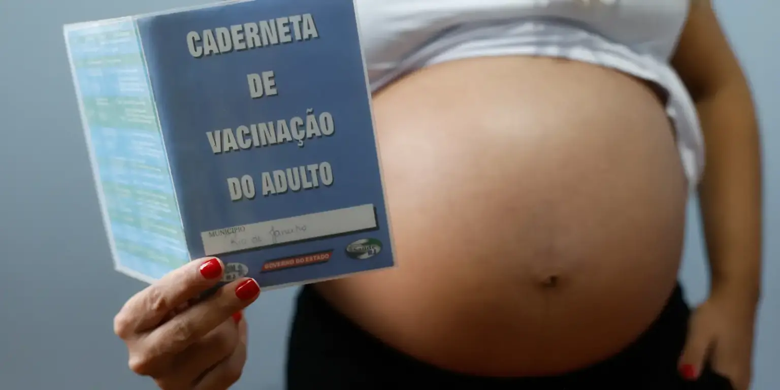 Gestantes enfrentam riscos devido à resistência às vacinas contra gripe e covid