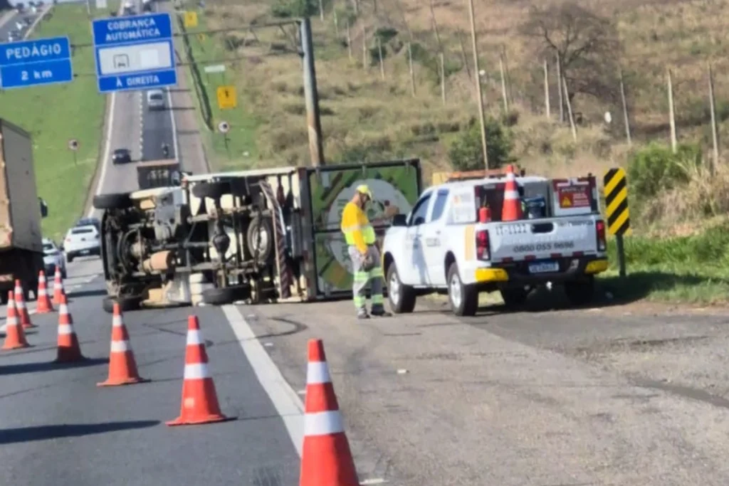 Acidente de caminhão gera congestionamento na Rodovia Adhemar de Barros, em Campinas