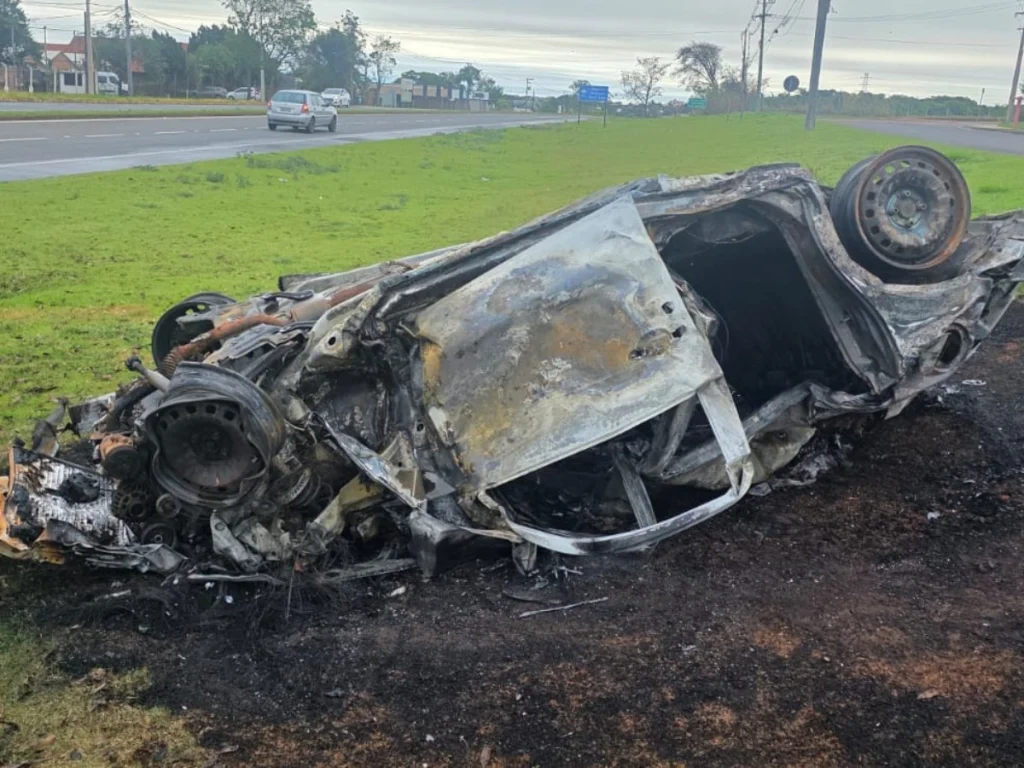 Acidente em Jaguariúna: Carro capota, pega fogo e deixa passageiros feridos