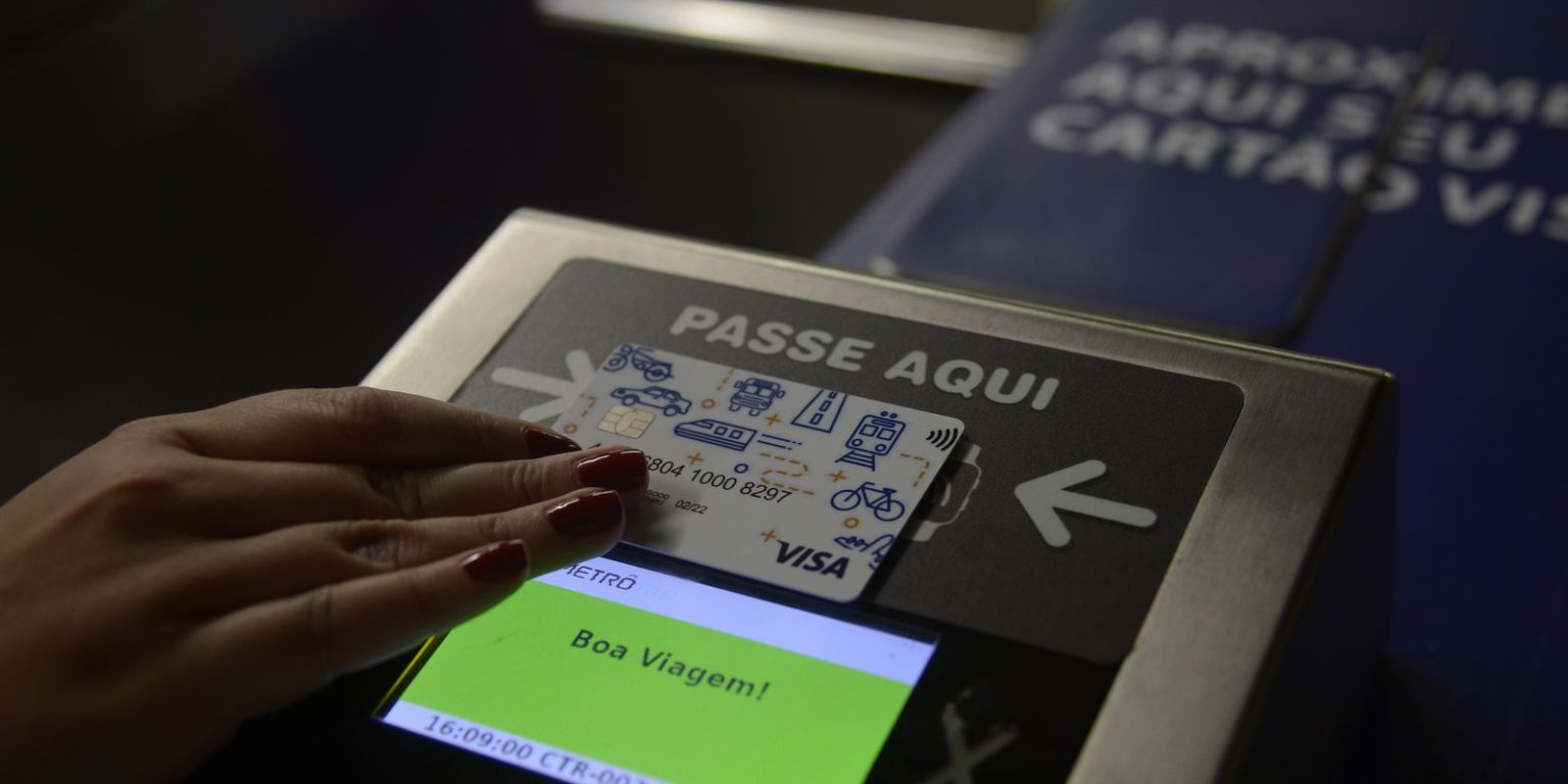 Estação Cinelândia, ícone do Rio de Janeiro, é rebatizada como Estação Democracia
