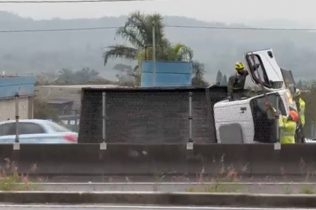 Acidente na Via Dutra: Caminhão tomba na pista expressa em São José dos Campos