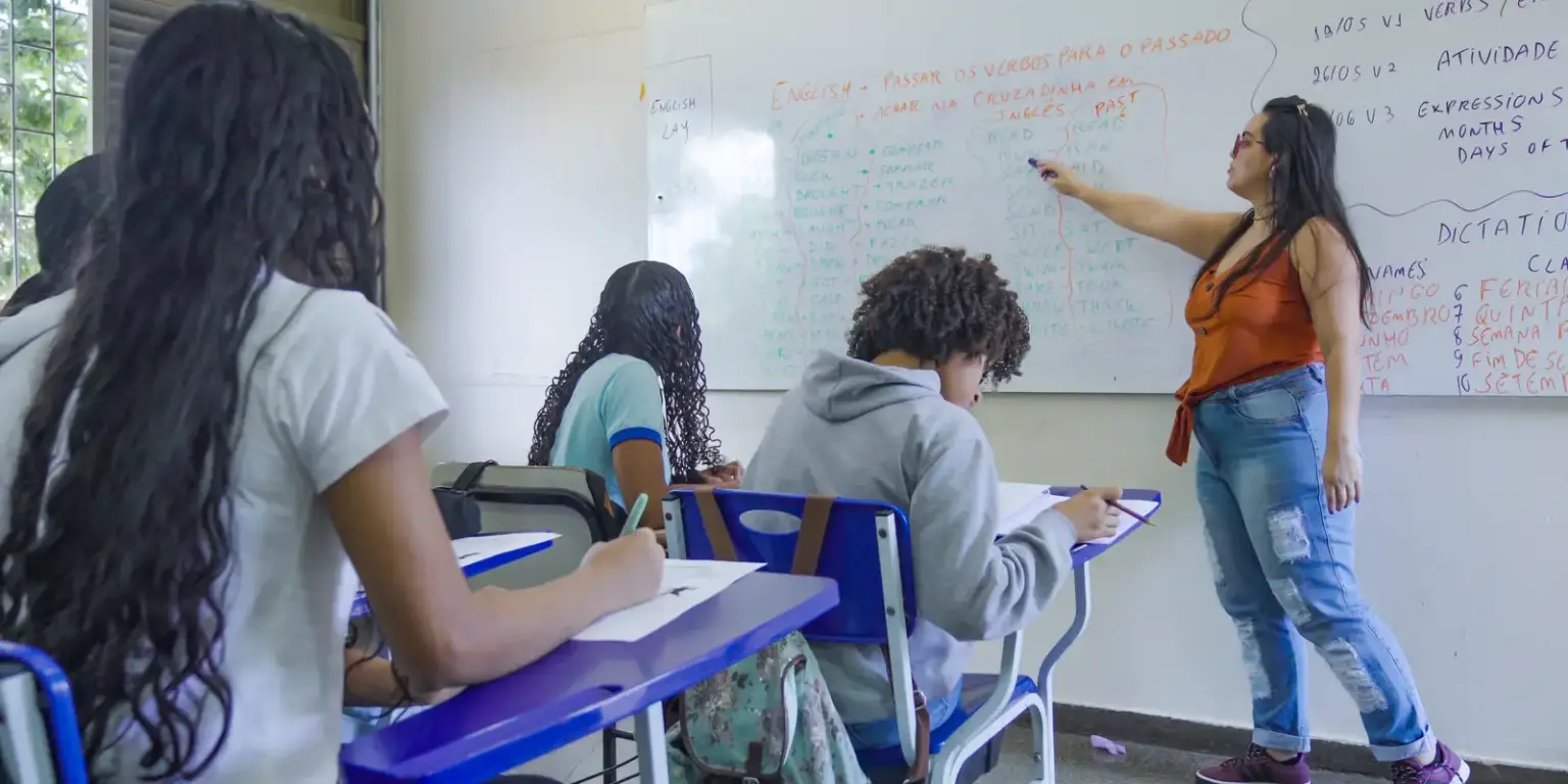 Escolas privadas sem locais de votação terão aulas normais no DF, enquanto escolas públicas terão suspensão
