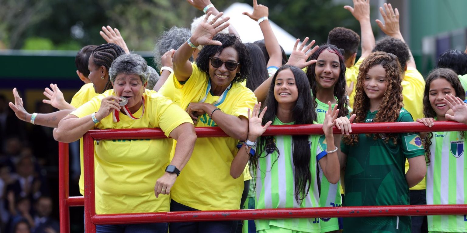 Desfile de 7 de Setembro em Brasília homenageia pioneiras do futebol feminino e celebra futuro da modalidade