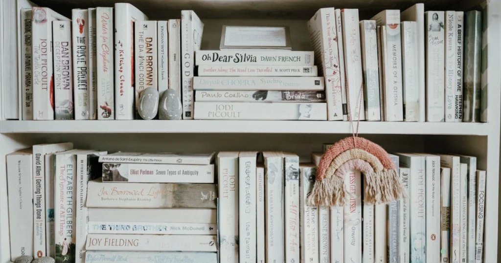 ideias de decoração para estantes de livros
