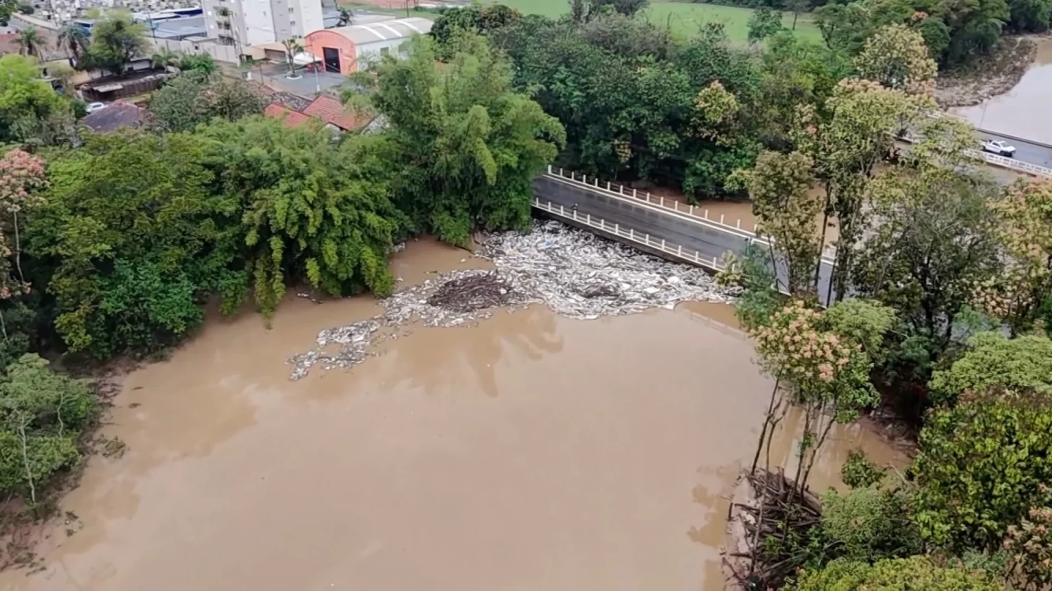 Barreira de lixo polui Rio Capivari após temporal em Monte Mor, SP