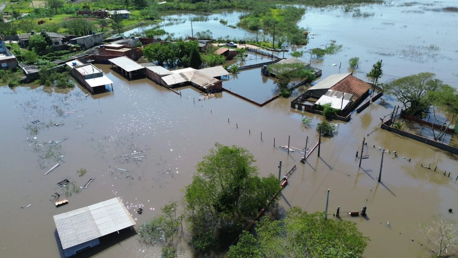 Defesa Civil envia ajuda humanitária às famílias afetadas pela cheia do Rio Itapetininga em Itapetininga (SP)
