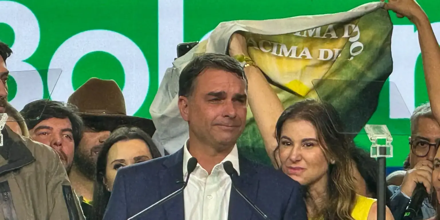 Flávio Bolsonaro viaja em jatinho ligado a Daniel Vorcaro em 2025, revela revista
