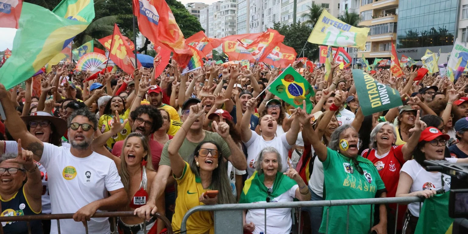 Milhares se reúnem em atos pela democracia e reeleição de Lula no Rio de Janeiro e Brasília