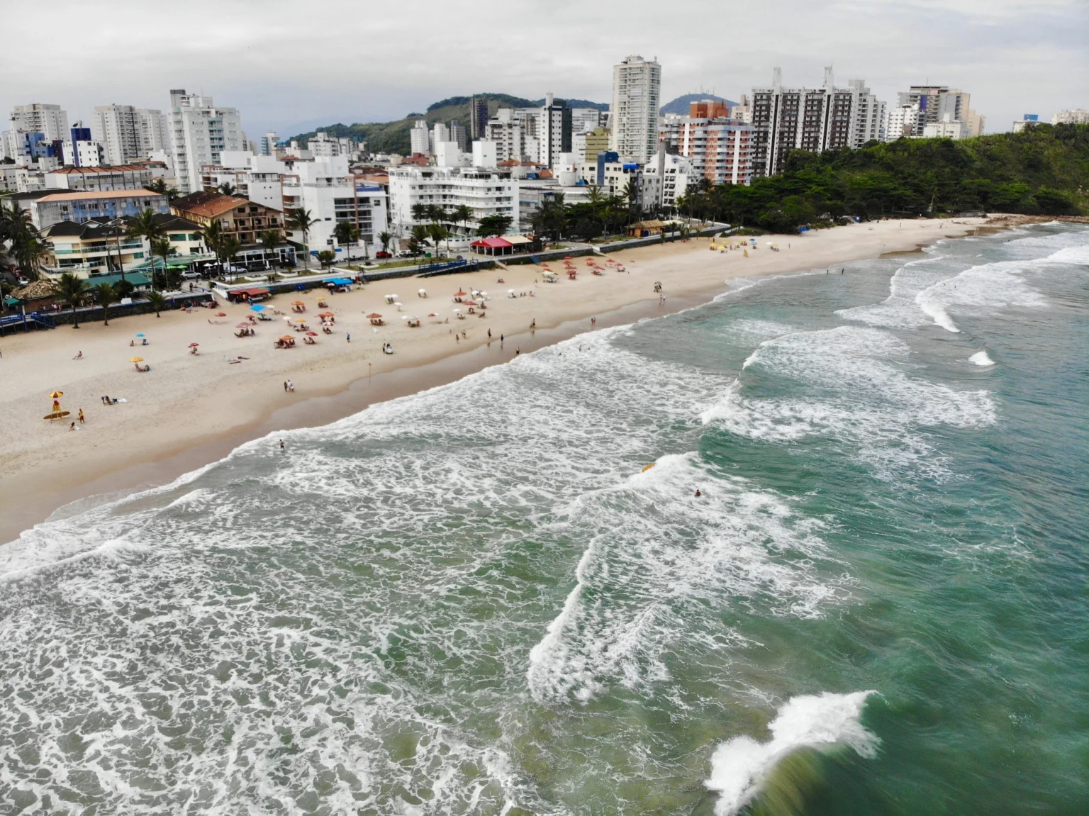 Praia de Guarujá, em SP, mantém recorde com Bandeira Azul por 17 temporadas consecutivas
