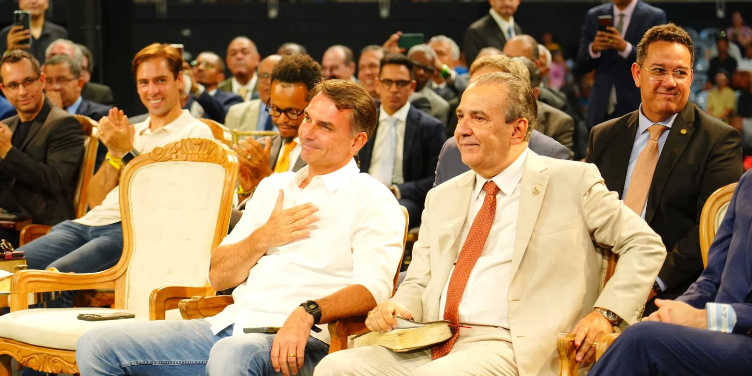 Flávio Bolsonaro se reúne com prefeitos e vereadores em São Paulo para discutir planos de governo
