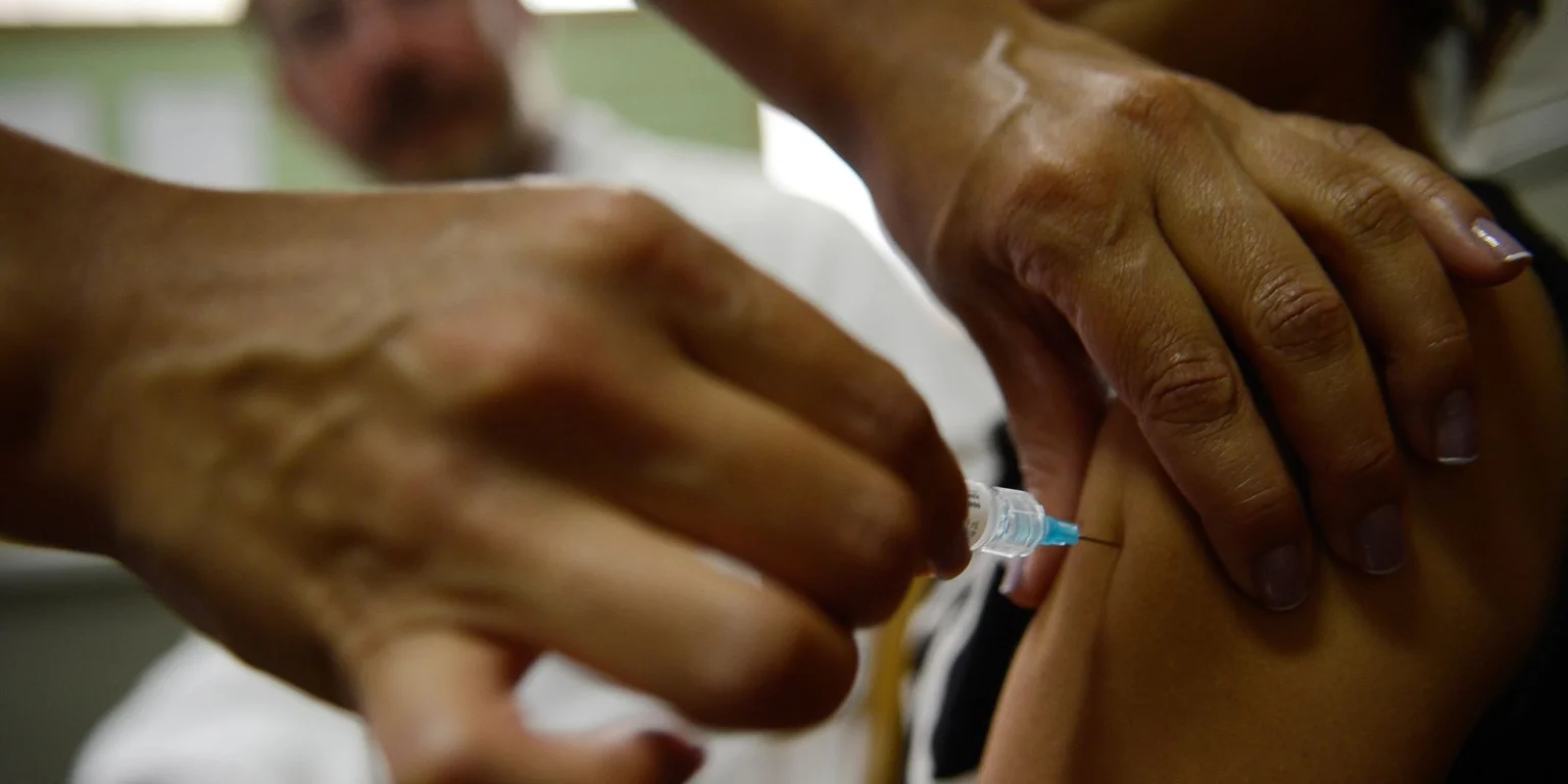 Vacinação contra HPV reduz consultas por lesões pré-cancerígenas em adolescentes, aponta pesquisa
