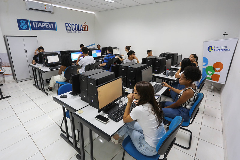 Escola 5.0 de Tecnologia e Idiomas: Capacitação inovadora para o mercado de trabalho