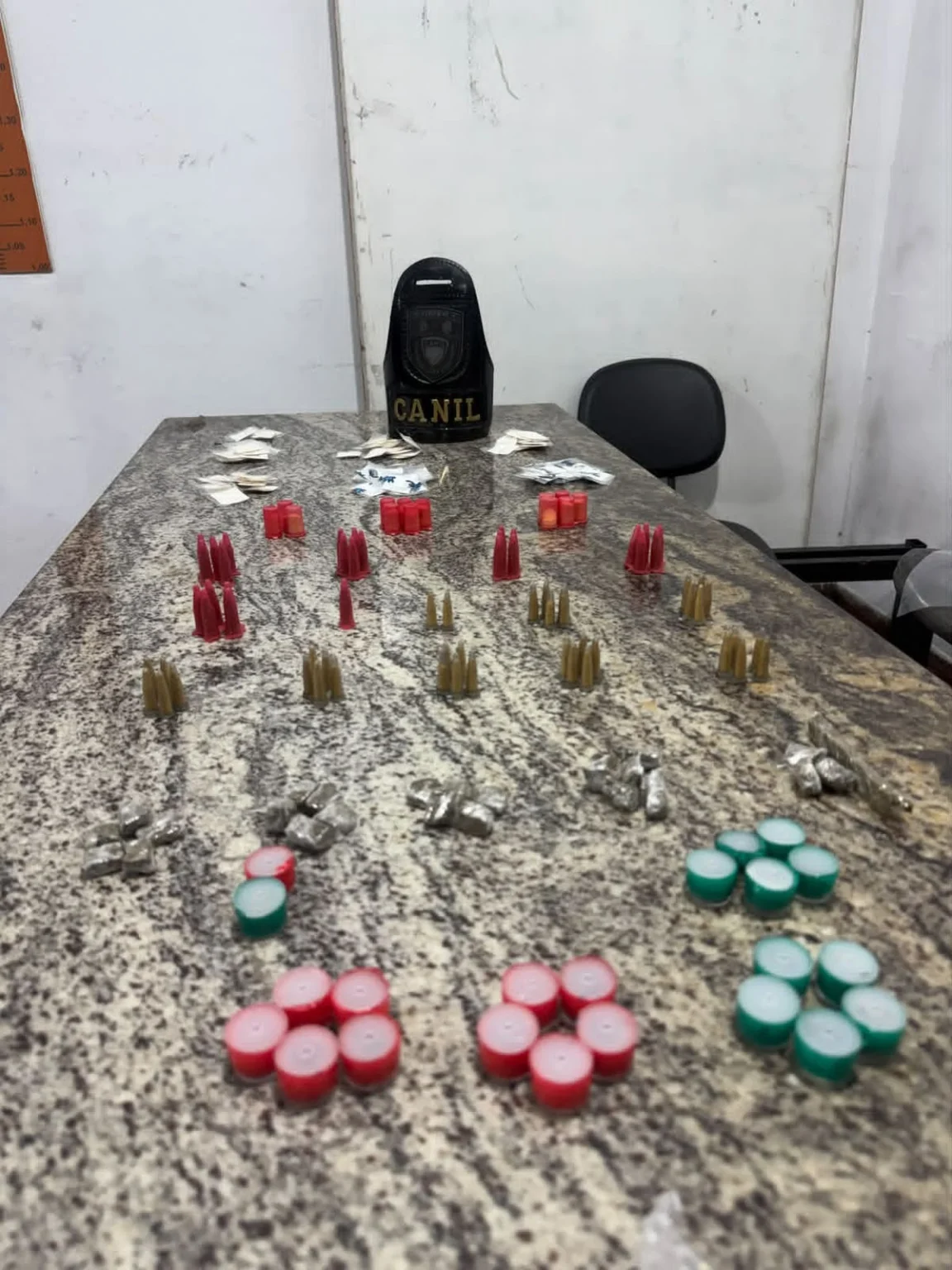 GCM DE ITAPEVI SURPREENDE SUSPEITO EM TERRENO BALDIO E APREENDE DROGAS APÓS FUGA