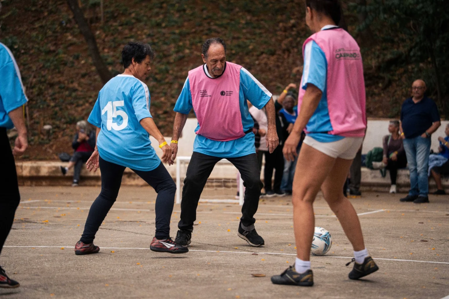 Idosos de Itapevi vivenciam experiência única no Museu do Futebol