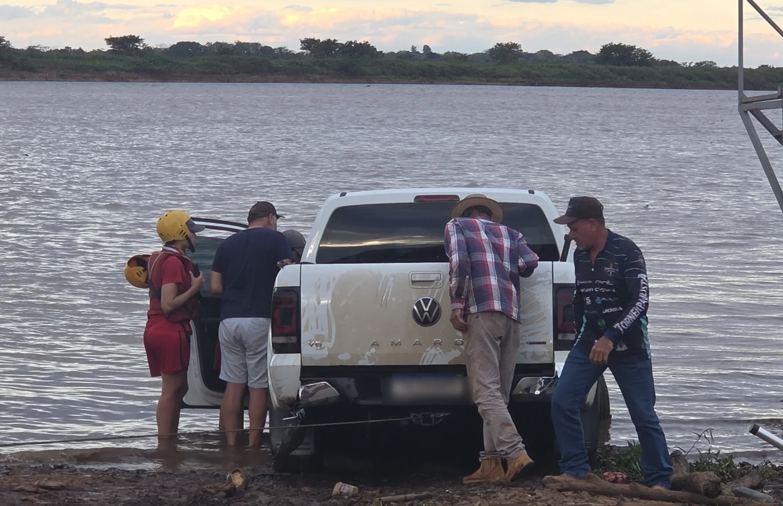 Sobrevivente de tragédia no Rio Grande se agarra a bomba de água após acidente em SP