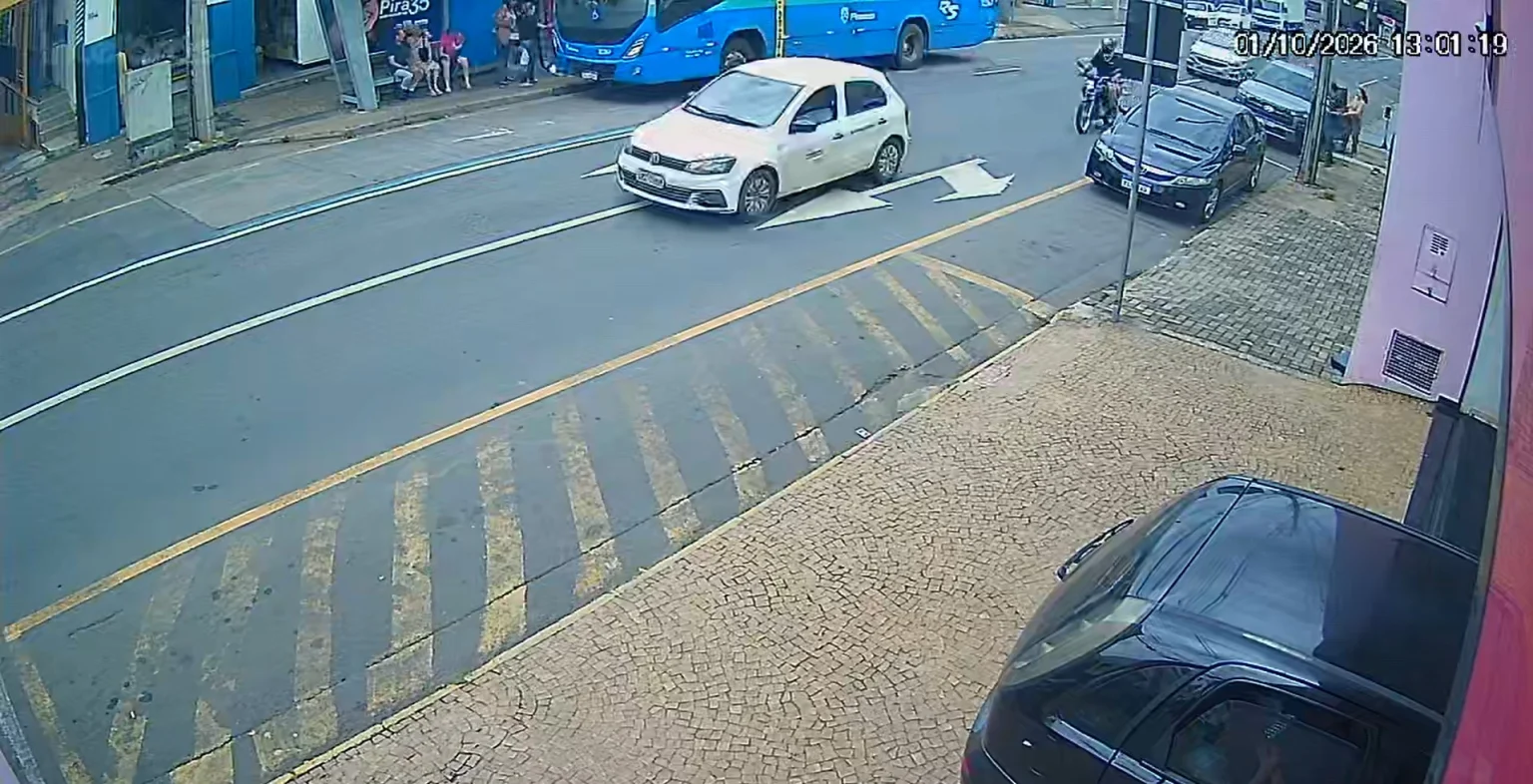 Mulher é atingida por retrovisor de ônibus em Piracicaba: imagens impressionantes capturam o acidente