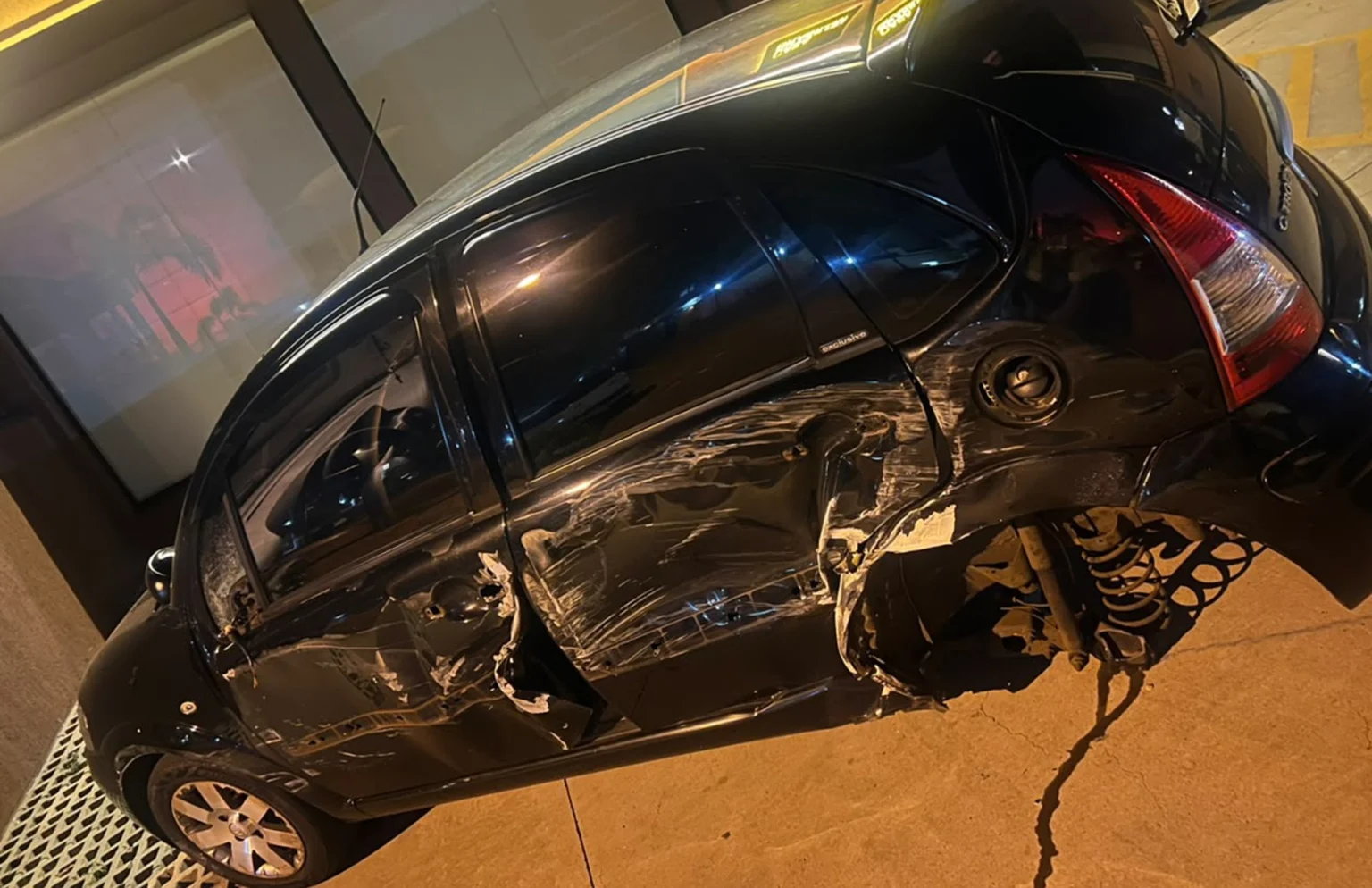 Carro é destruído ao ser arrastado por ônibus do transporte público em Ribeirão Preto, SP: motorista foge do local após acidente