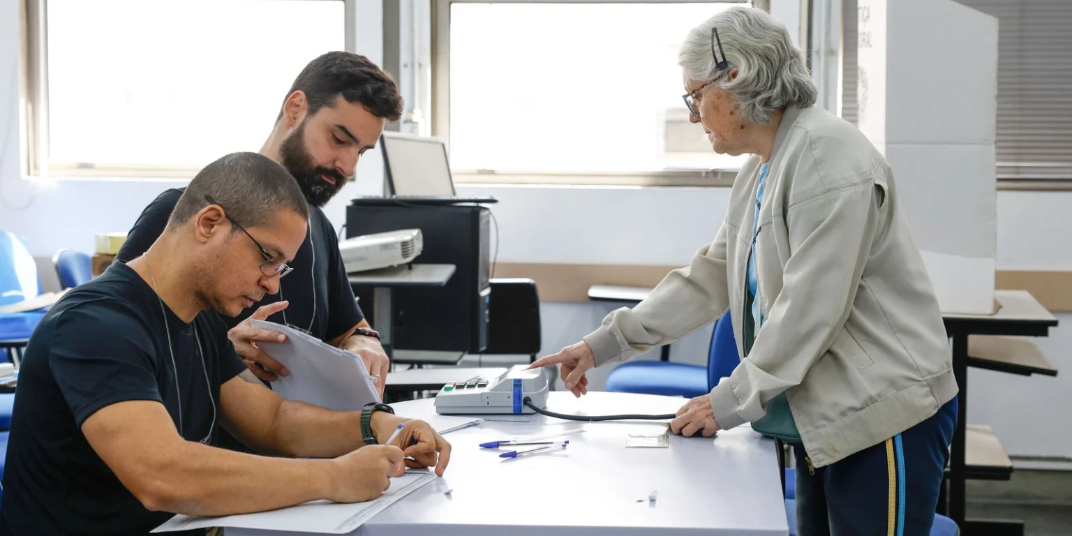 Eleitores do Rio enfrentam longas filas e votação se estende após o horário oficial