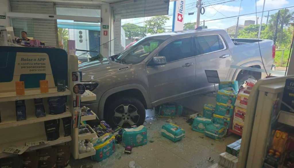 Idoso de 81 anos perde controle de caminhonete e invade farmácia em Limeira
