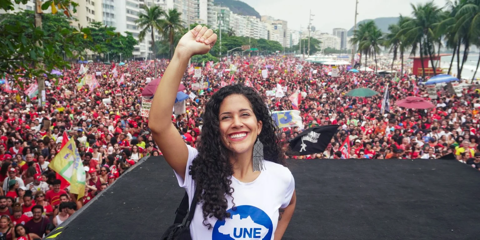 Estudantes mobilizados em defesa da democracia e da educação no Brasil