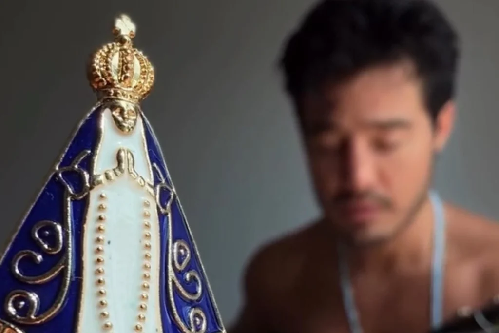 Tiago Iorc emociona ao interpretar ‘Romaria’ em tributo a Nossa Senhora Aparecida