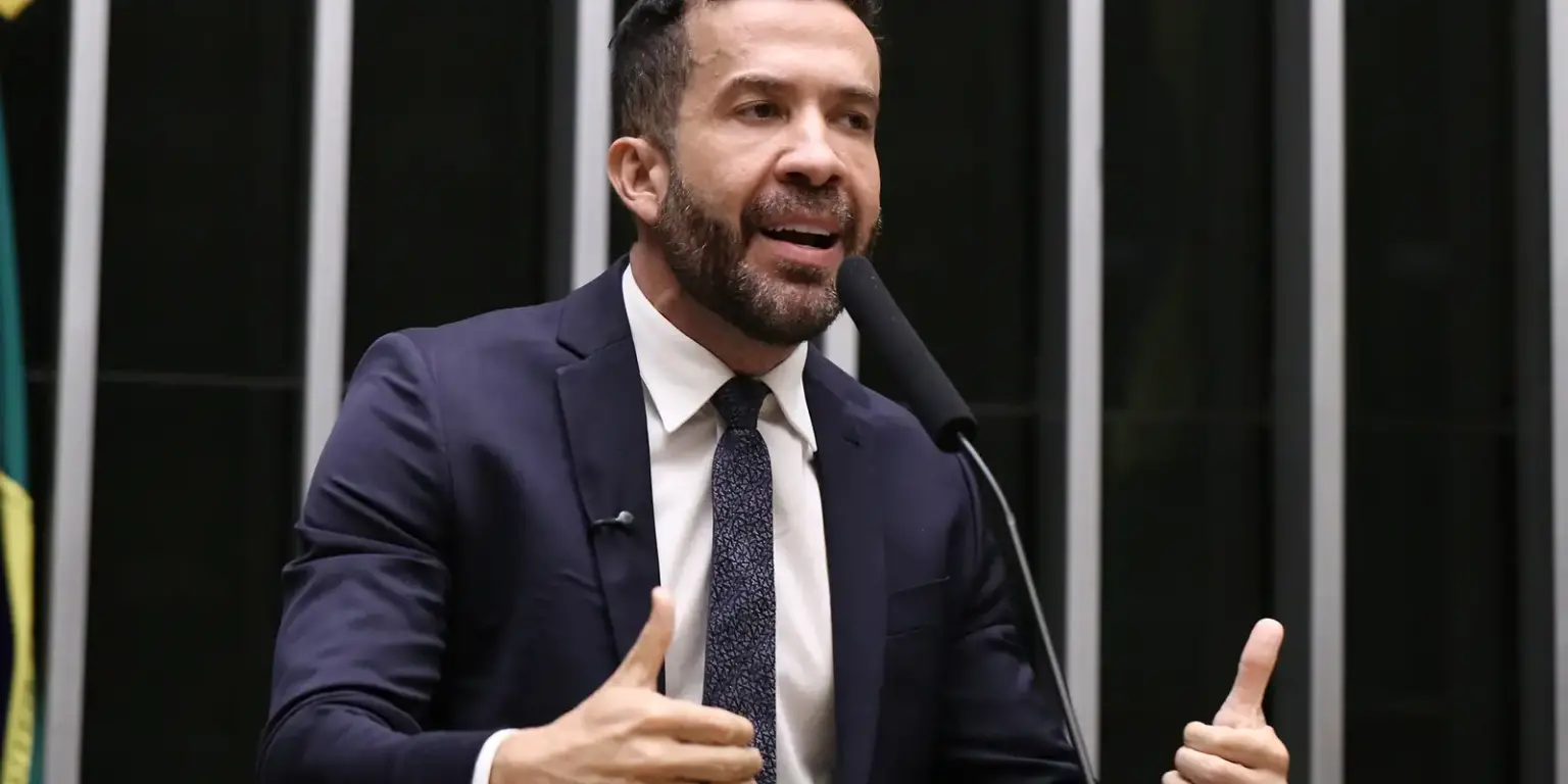 Deputado André Janones é hospitalizado em São Paulo devido a arritmia cardíaca