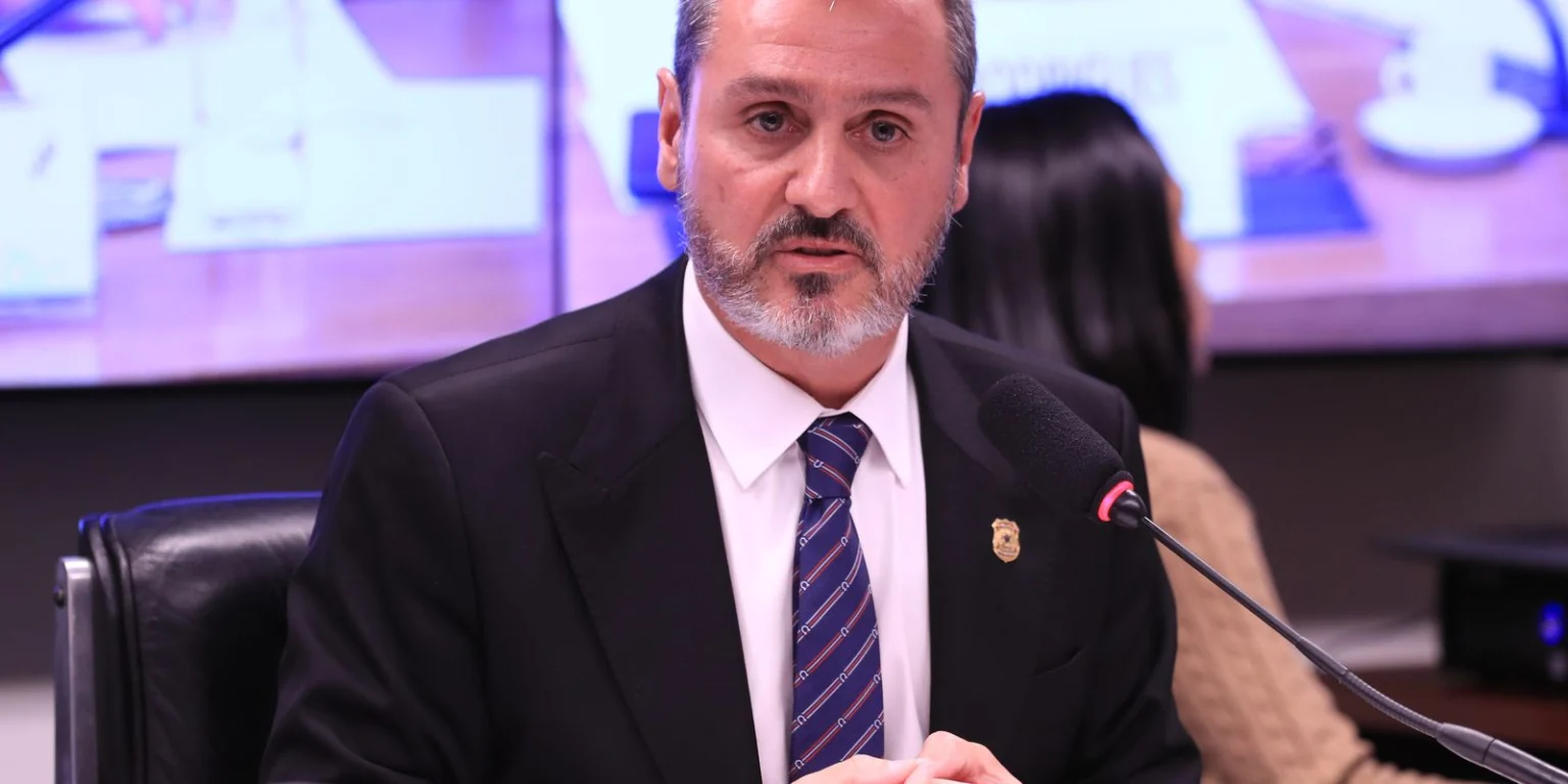 PGR se posiciona contra afastamento de diretor-geral da PF e diretor de Inteligência