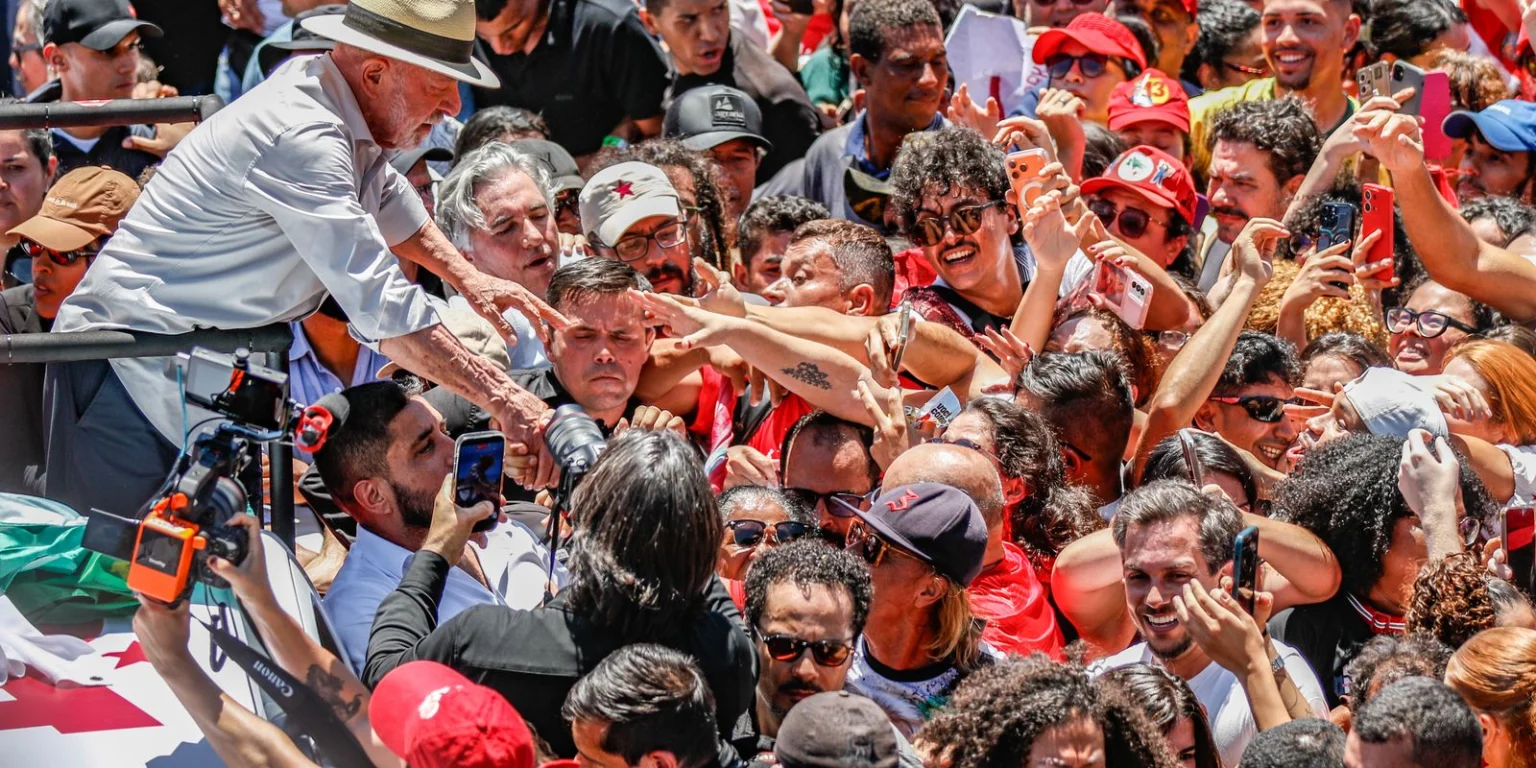Lula anuncia PT entrará com ação judicial contra suspensão de canal
