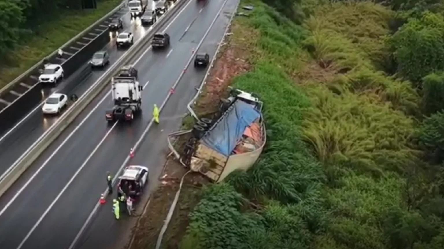 Acidente na SP-294: Carreta tomba com carga de eletrodomésticos em Marília