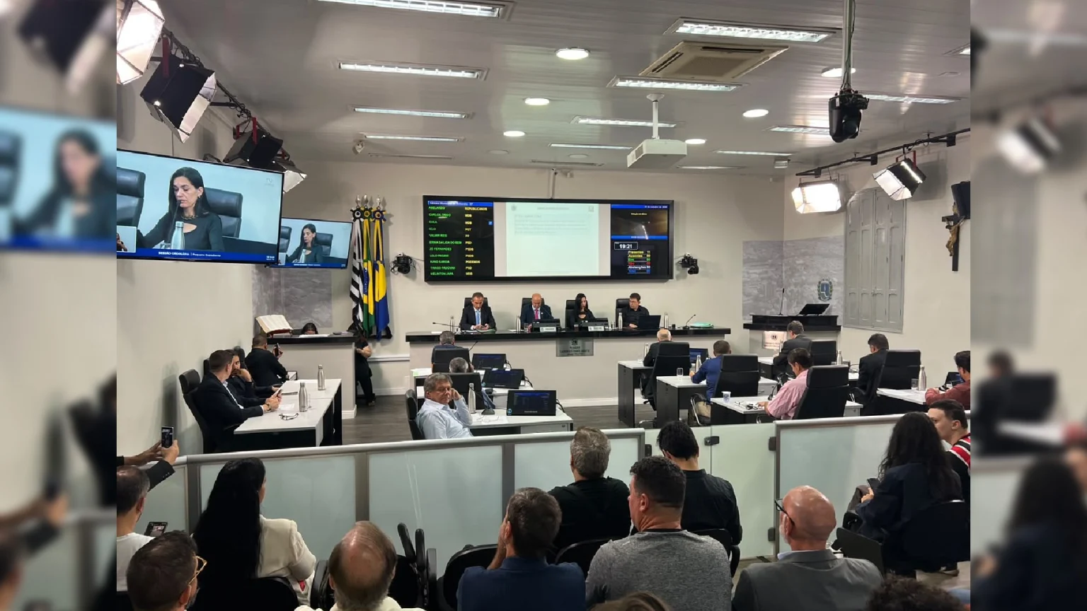 Câmara de Botucatu aprova reajuste de mais de 80% nos salários dos vereadores e criação do 13º