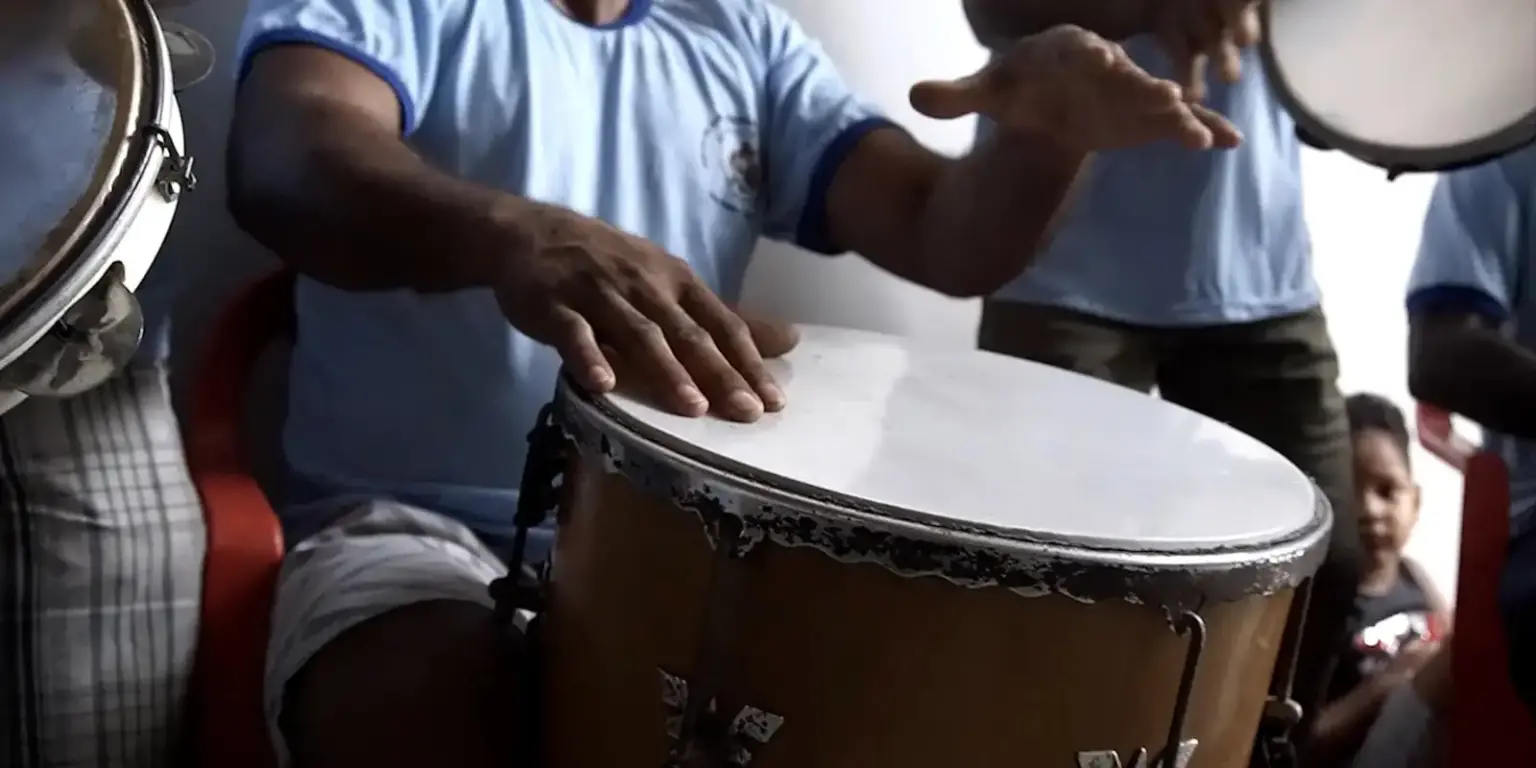 A Influência Terapêutica da Musicoterapia: Uma Abordagem Sonora e Transformadora