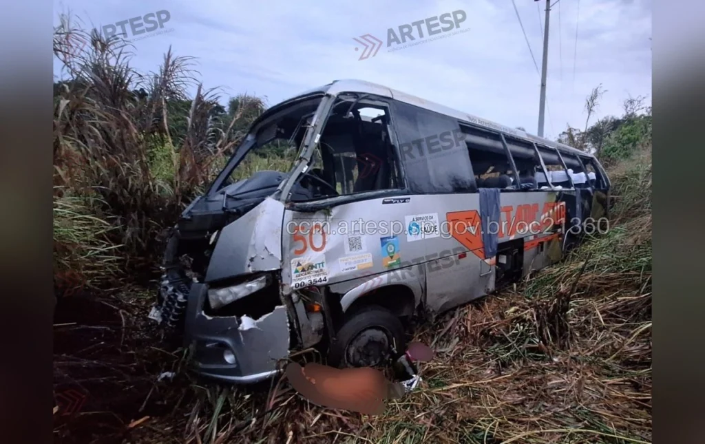 Sepultamento das Vítimas do Capotamento de Micro-ônibus em SP Emociona Famílias e Comunidade