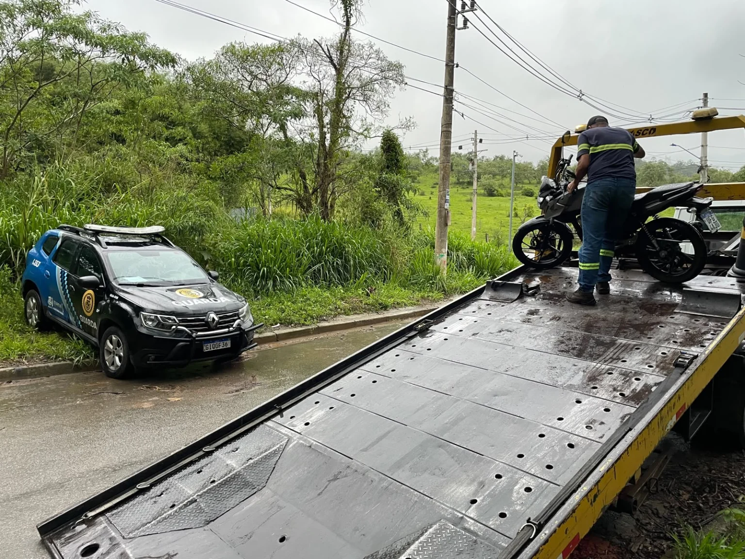 GCM DE ITAPEVI ENCONTRA MOTO FURTADA ESCONDIDA NO MATO E DEVOLVE VEÍCULO AO PROPRIETÁRIO