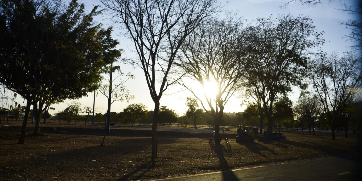 Massa de ar quente e seco traz calor e chuva para diversas regiões do Brasil