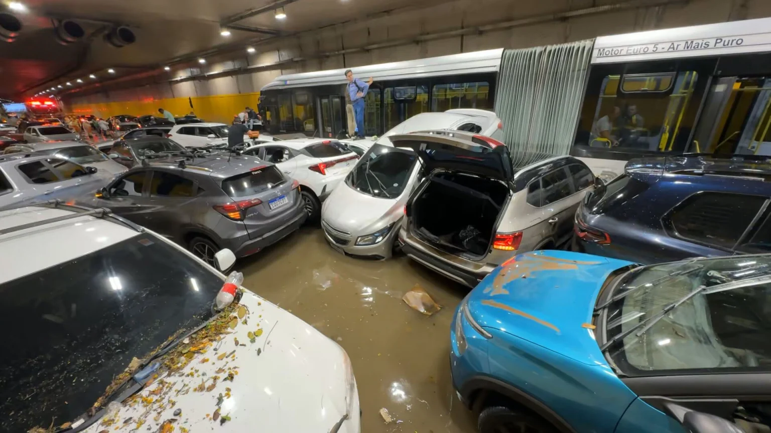 Temporal causa alagamentos e transtornos em São Paulo: Região do Anhangabaú atingida por chuva intensa