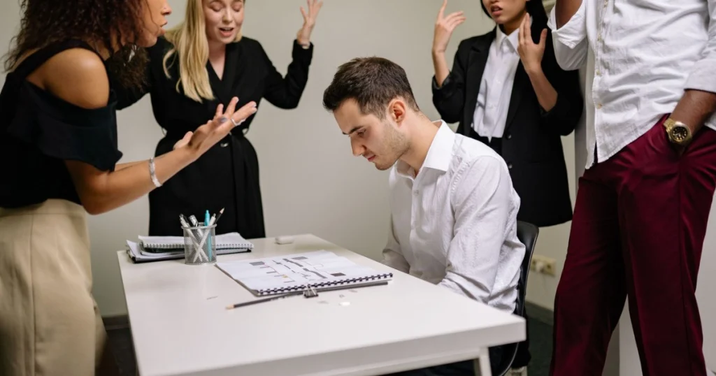 Como Agir em Caso de Assédio no Ambiente de Trabalho: Guia Completo como agir em caso de assédio no ambiente de trabalho