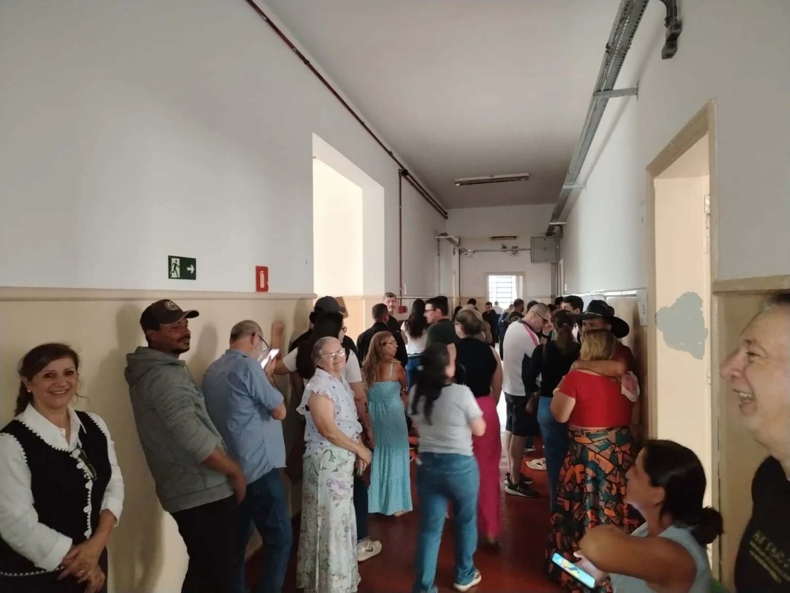Trocas de baterias em urnas eletrônicas causam atrasos e filas na votação em Birigui