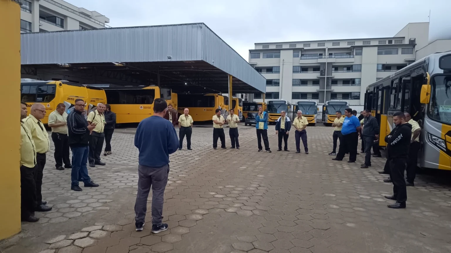 Motoristas de ônibus de Ubatuba paralisam atividades por atraso nos pagamentos