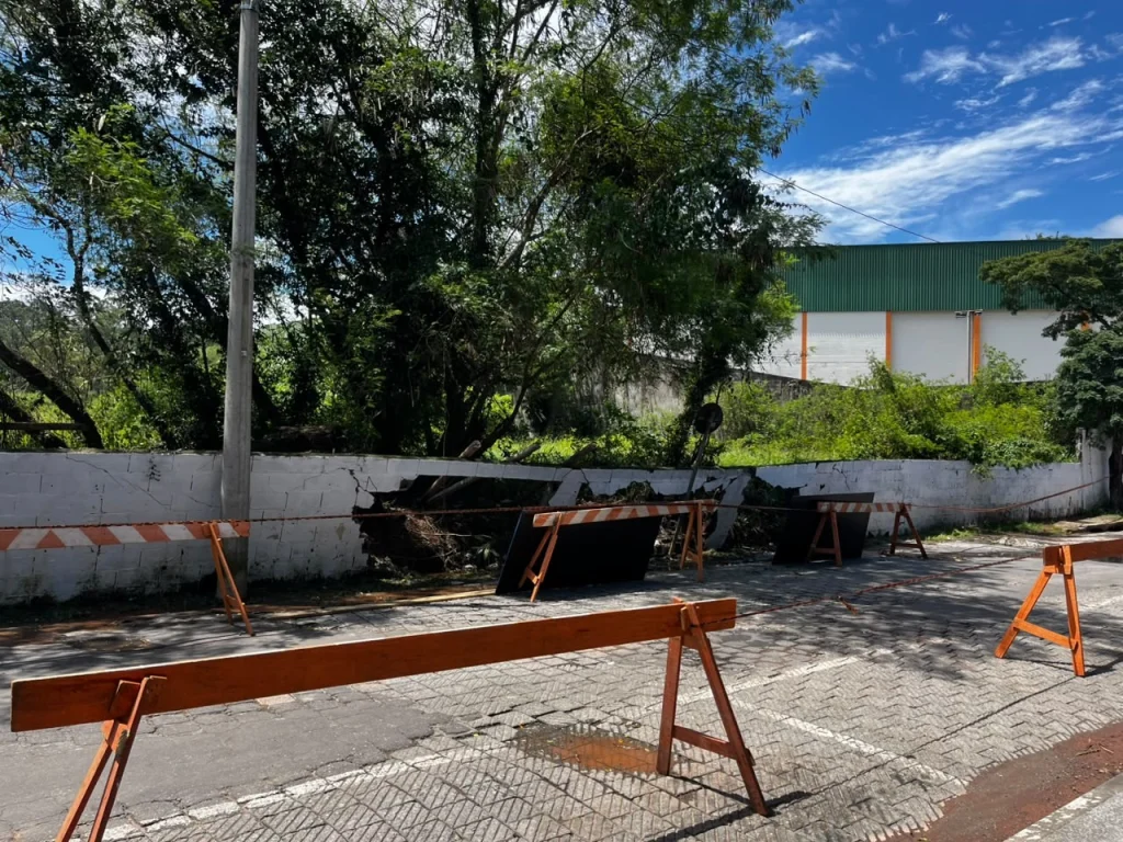 Chuva forte causa rompimento de muro próximo à rodoviária de Arujá